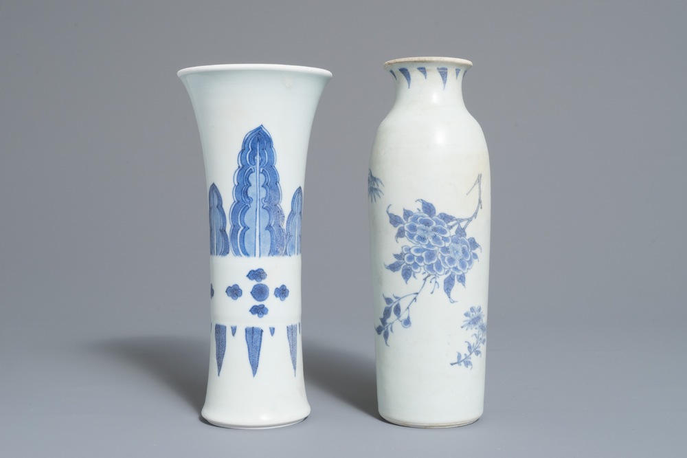 Twee Chinese blauwwitte vazen met floraal decor, Hatcher cargo, Transitie periode