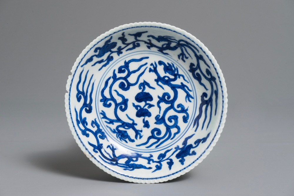 Een Chinees blauwwit schoteltje met draken, Jiajing merk en periode