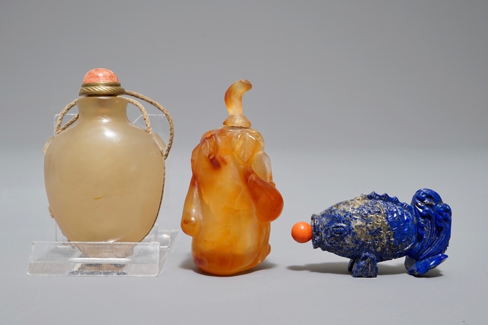 Drie Chinese snuifflessen in agaat en lapis lazuli, 19/20e eeuw