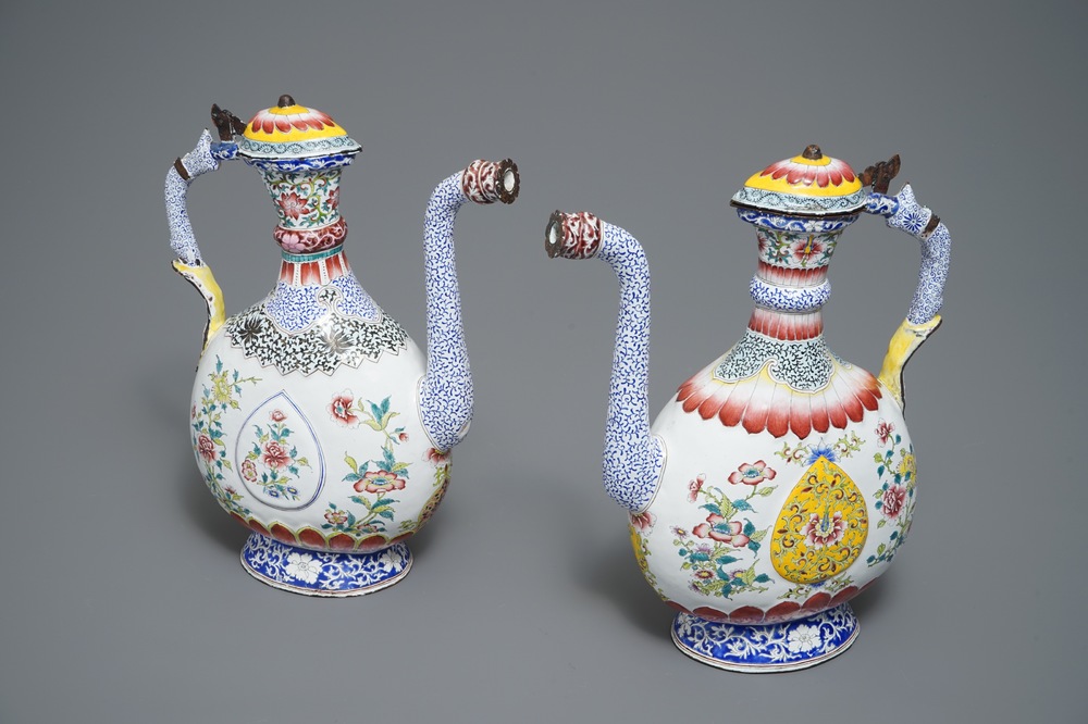 Deux verseuses couvertes en &eacute;maux de Canton, Qianlong