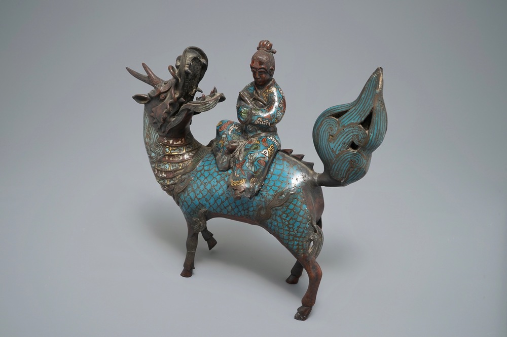 Un br&ucirc;le-parfom en forme d&rsquo;une figure sur kylin en bronze et cloisonn&eacute;, Chine, 19&egrave;me