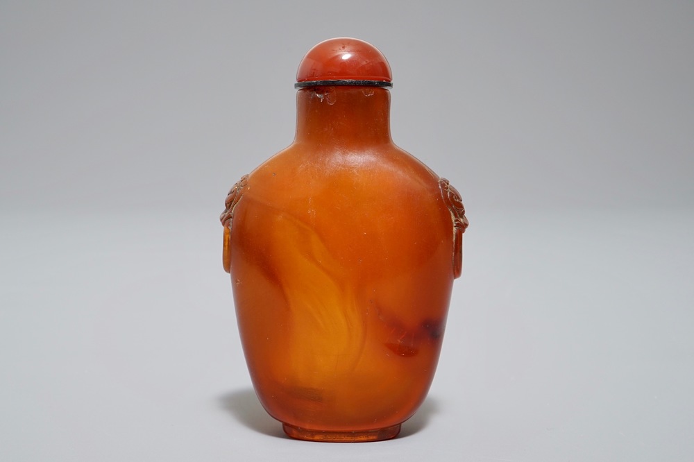 Een Chinese snuiffles in amber, 18/19e eeuw