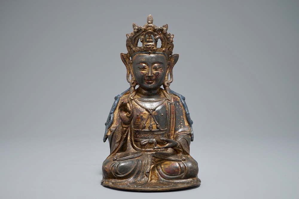 Un mod&egrave;le de Guanyin en bronze dor&eacute; et laqu&eacute;, Chine, Ming