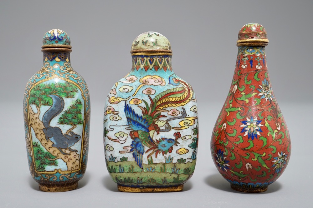 Three Chinese cloisonn&eacute; snuff bottles, 19/20th C.