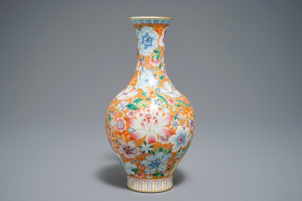 Een Chinese famille rose millefleurs vaas, Qianlong merk, 20e eeuw