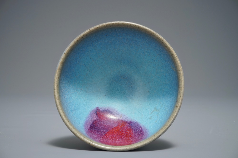 Un bol en gr&egrave;s &eacute;maill&eacute; turquoise de type Junyao &agrave; t&acirc;che pourpre, prob. Song