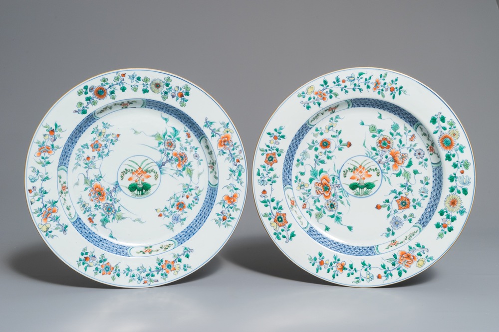 Une paire de plats en porcelaine de Chine doucai, Kangxi