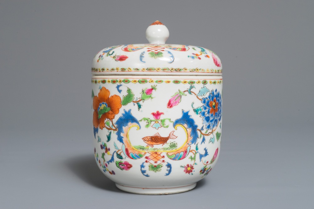 Een Chinese famille rose 'Pompadour' dekselkom, Qianlong, ca. 1745