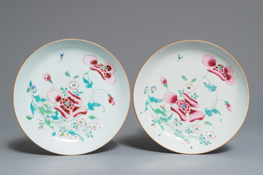 Een paar Chinese famille rose borden met floraal decor, Chenghua merk, Yongzheng