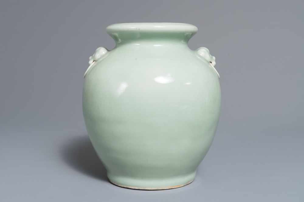 Een Chinese monochrome celadon vaas met leeuwenkoppen als oren, 19e eeuw