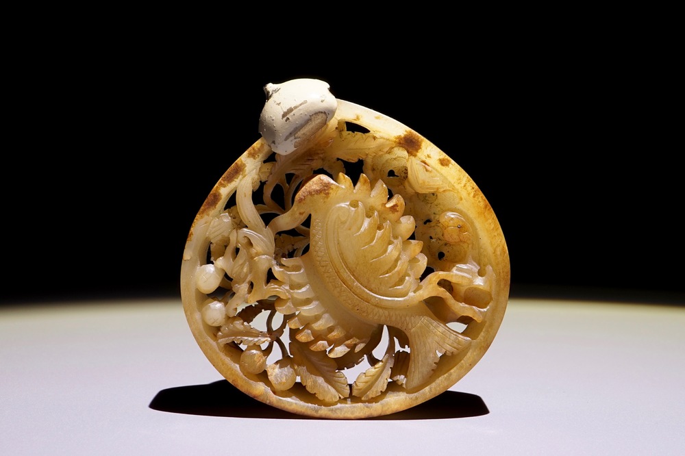 Une plaque ajour&eacute;e en jade sculpt&eacute; &agrave; d&eacute;cor d'un ph&eacute;nix, Ming ou avant