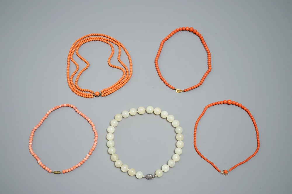 Cinq colliers en jade et corail, Chine, 20&egrave;me
