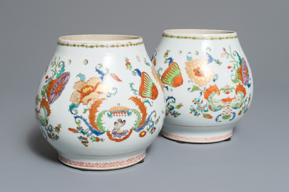Een paar Chinese famille rose 'Pompadour' geurpotten, Qianlong, ca. 1745