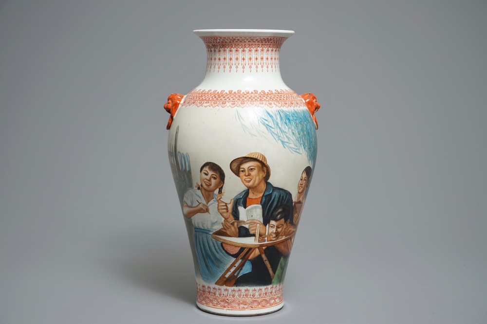 Een Chinese vaas met decor uit de Culturele Revolutie, 20e eeuw