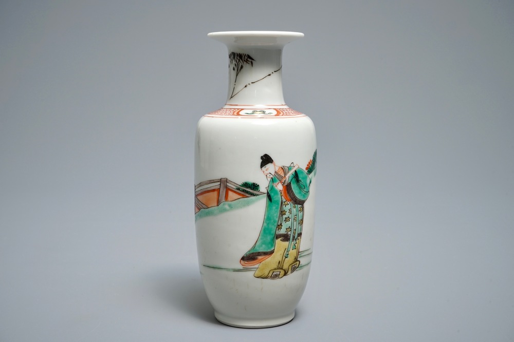 Un vase de forme rouleau en porcelaine de Chine famille verte, Kangxi