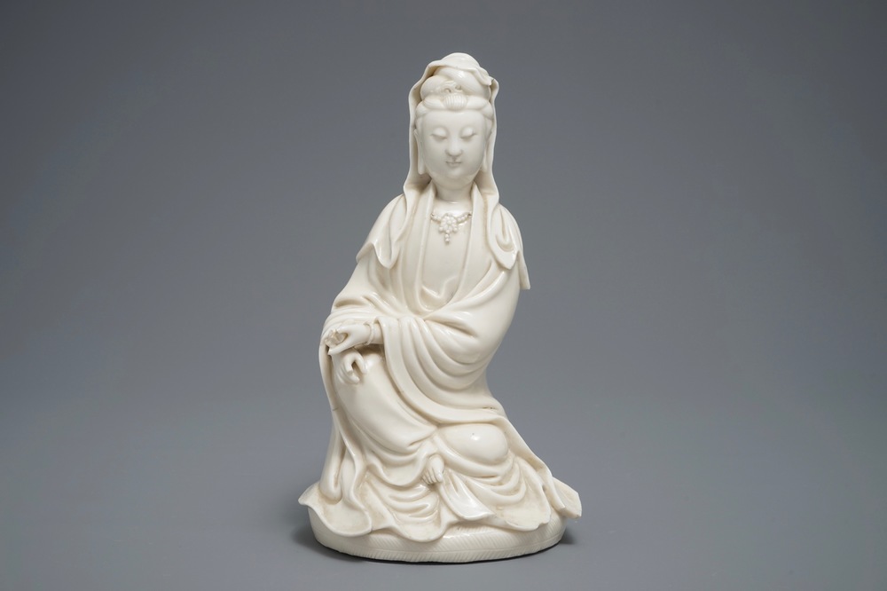 Een Chinees Dehua blanc de Chine model van Guanyin, 18/19e eeuw