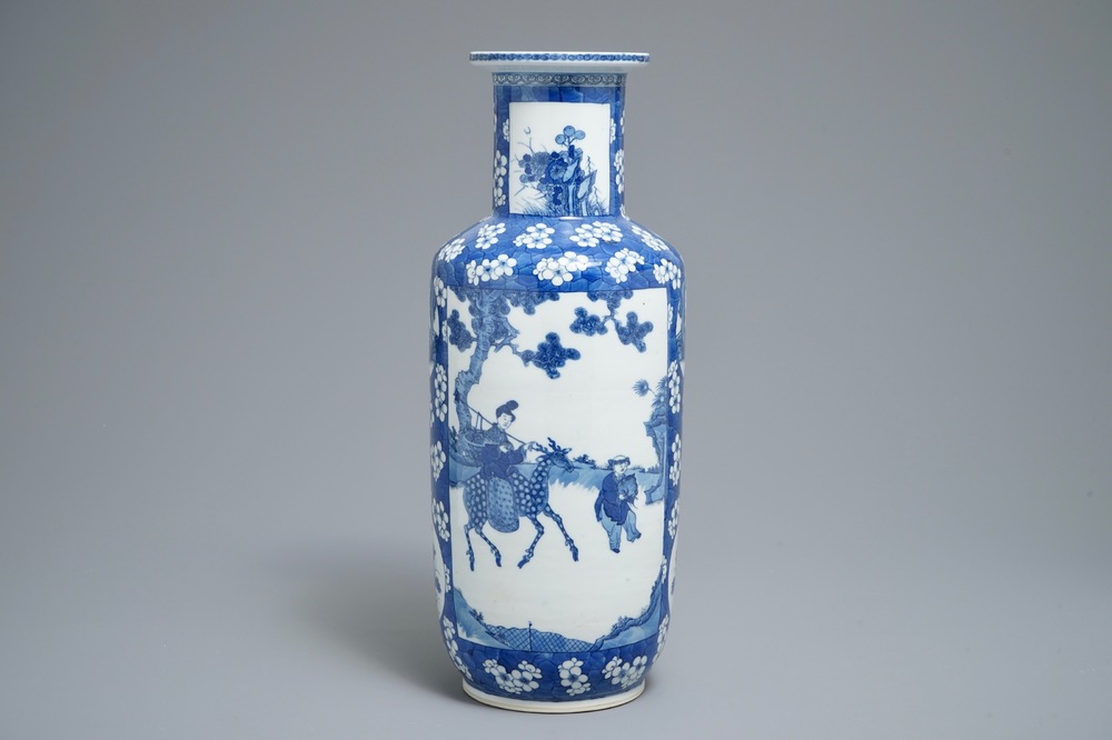 Un vase de forme rouleau en porcelaine de Chine bleu et blanc aux fleurs de prunus, 19&egrave;me