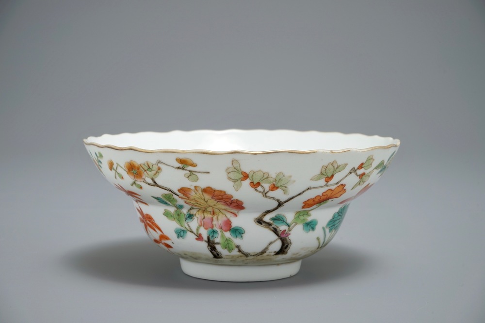 Een Chinese famille rose kom met floraal decor, Daoguang merk, 19e eeuw