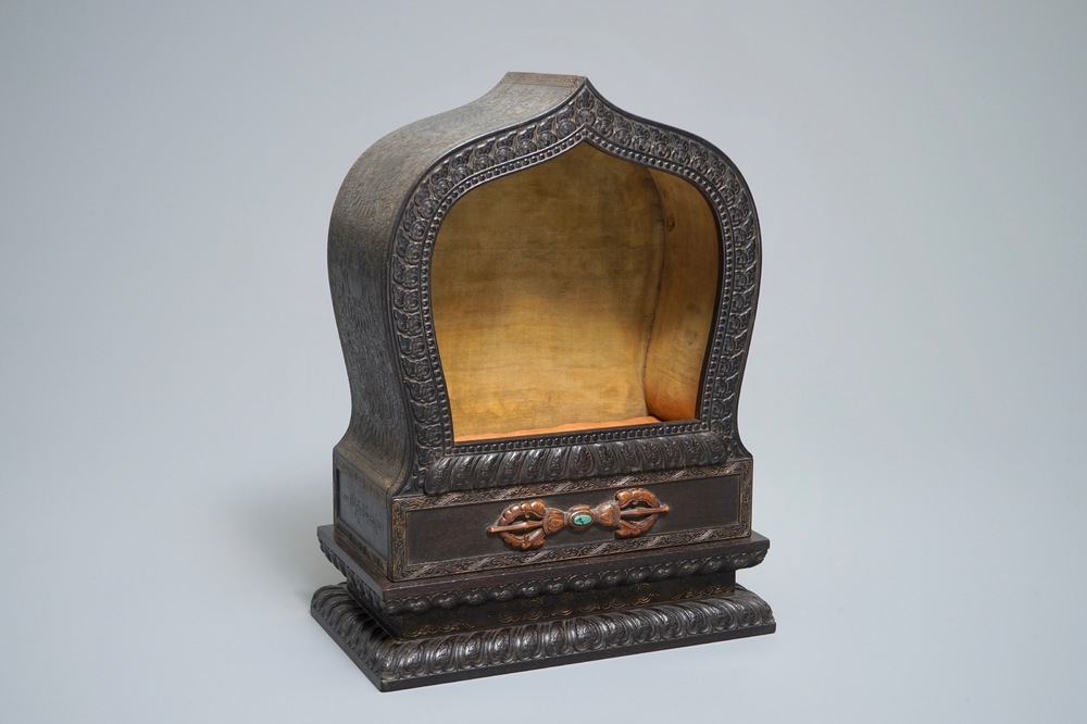 Een Chinees houten schrijn met inscriptie en inlegwerk, 19/20e eeuw