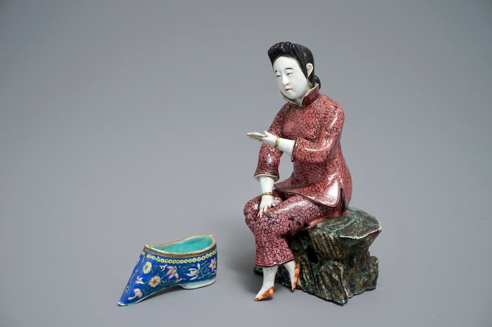 A Chinese famille rose model of a lady and a miniature shoe, 19/20th C.