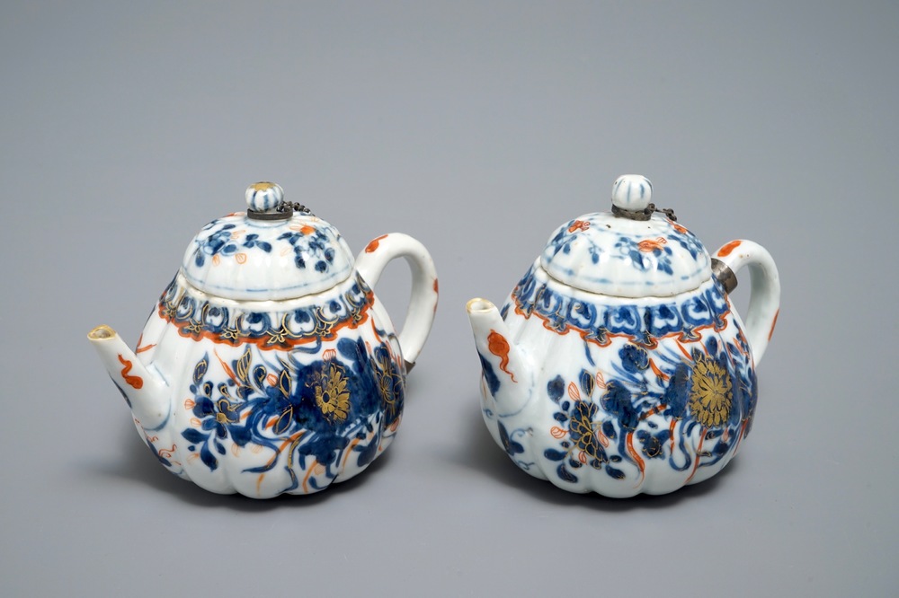 Een paar Chinese Imari-stijl theepotten met deksels, Kangxi