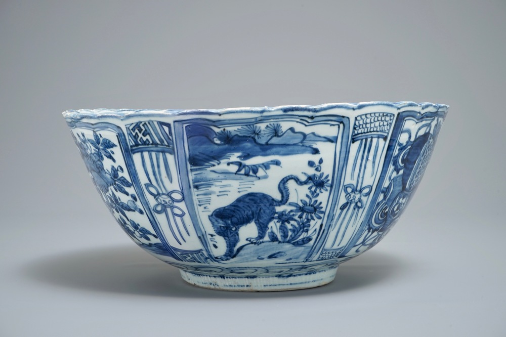 A large Chinese blue and white kraak porcelain bowl with a tiger, Wanli