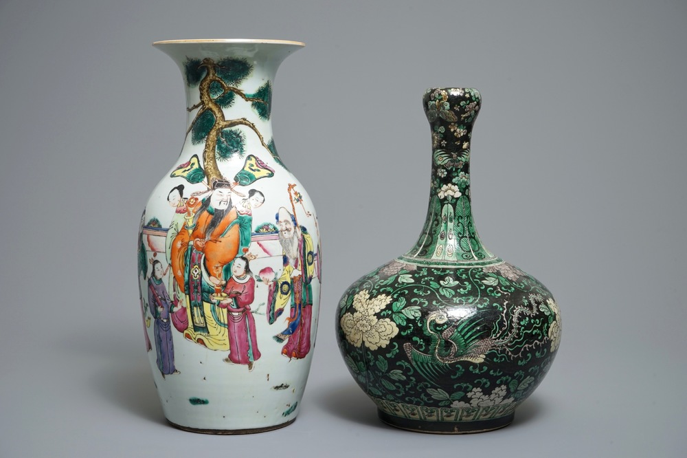 Deux vases en porcelaine de Chine famille noire et famille rose, 19&egrave;me