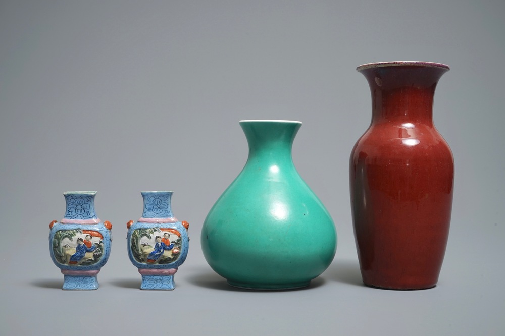 Vier Chinese monochrome en famille rose vaasjes, 19/20e eeuw