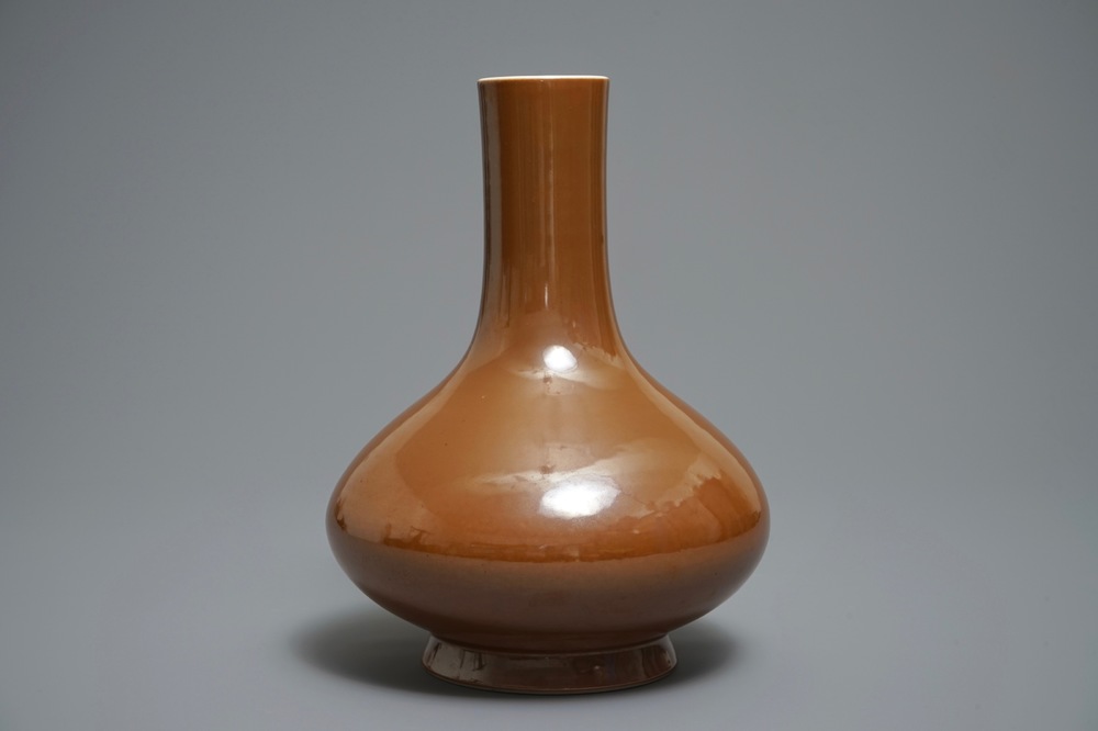 Un vase de forme bouteille en porcelaine de Chine brun capucin, marque de Qianlong, 19&egrave;me