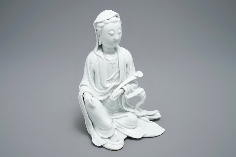 Un mod&egrave;le de Guanyin en porcelaine blanc de Chine, marque incis&eacute; sur le dos, 18&egrave;me