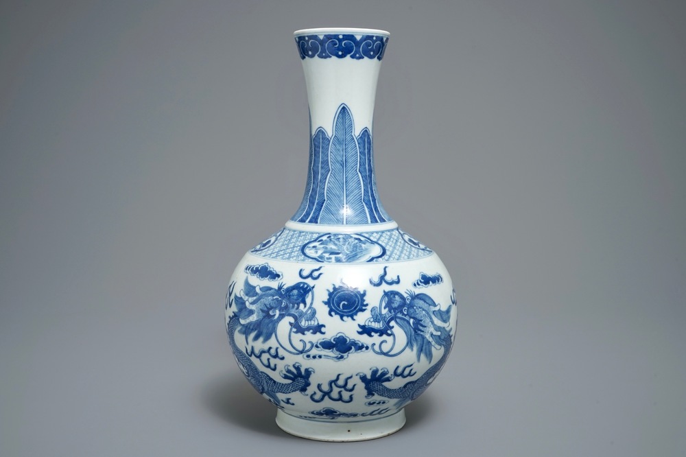 A Chinese blue and white bottle vase with dragons, 19/20th C.