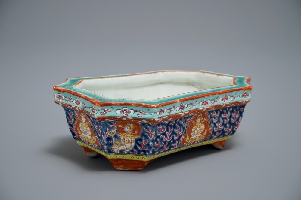 A Chinese famille rose Bencharong-style jardini&egrave;re for the Thai market, 19th C.