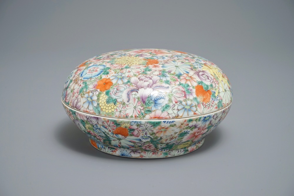Een Chinese famille rose millefleurs dekseldoos, Qianlong merk, 19/20e eeuw