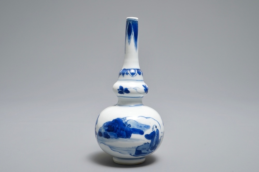 Een Chinees blauwwit kalebasvaasje, Kangxi
