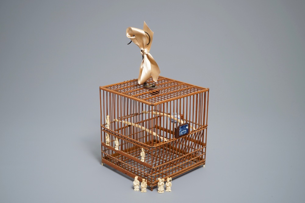 A Chinese wooden bird cage with ivory and porcelain ornaments, 19/20th C.