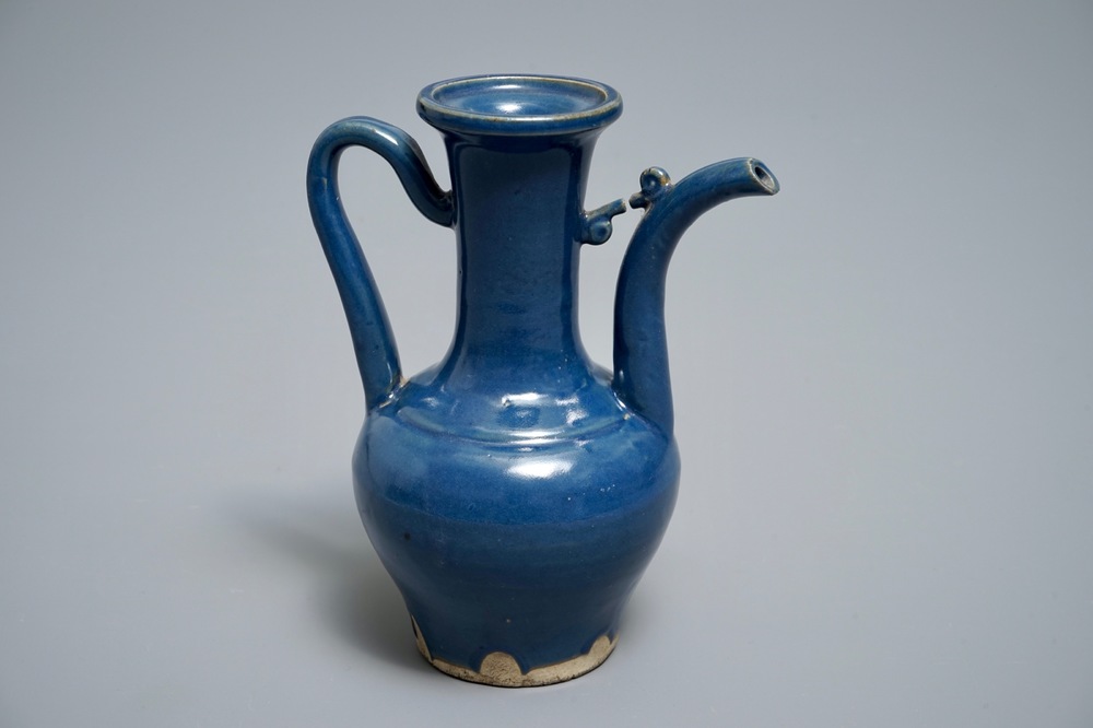 Een Chinese monochrome blauwe kan, 19e eeuw
