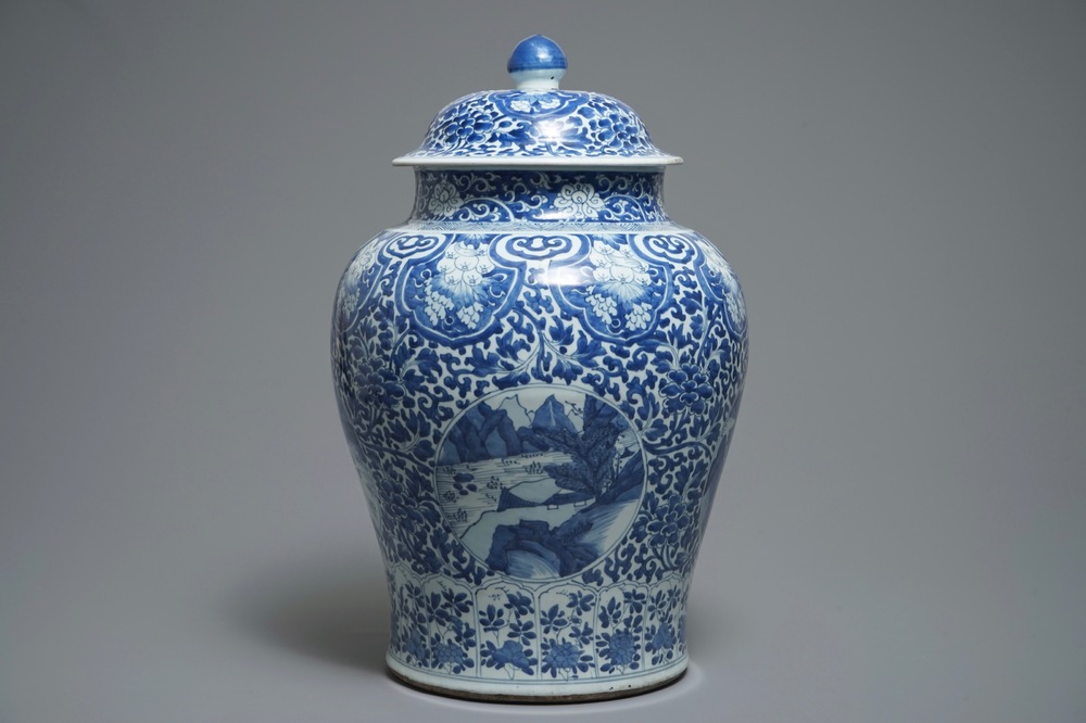 Een grote Chinese blauwwitte dekselvaas met landschapspanelen, Kangxi