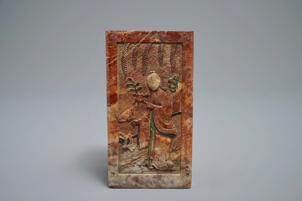 Un porte-pinceaux en pierre &agrave; savon sculpt&eacute;e, Chine, Kangxi