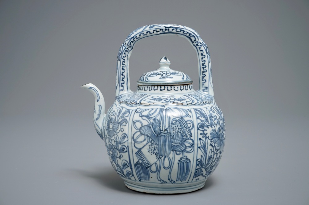 Un pot &agrave; vin et son couvercle en porcelaine de Chine bleu et blanc de type kraak, Wanli