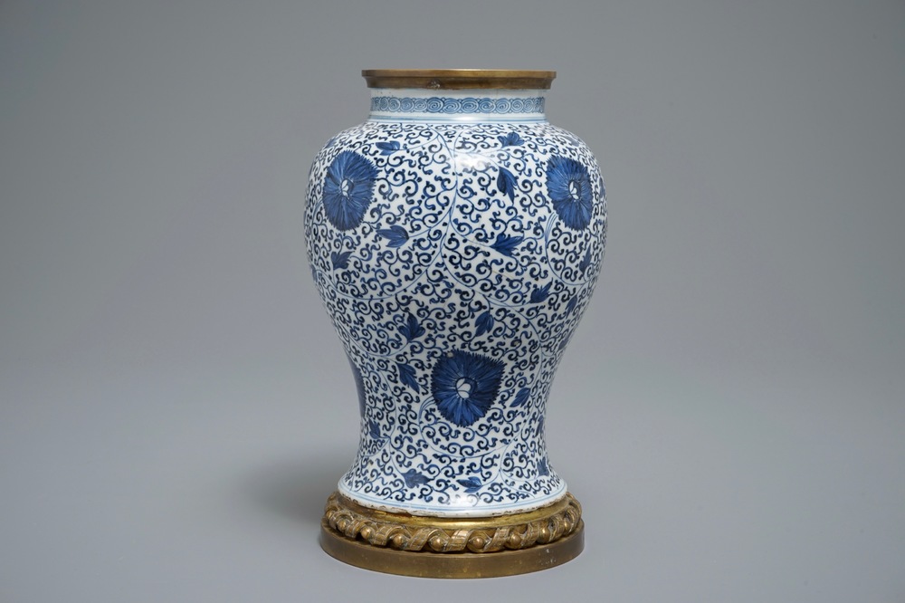 Un vase en porcelaine de Chine bleu et blanc dans sa monture en bronze dor&eacute;, Kangxi