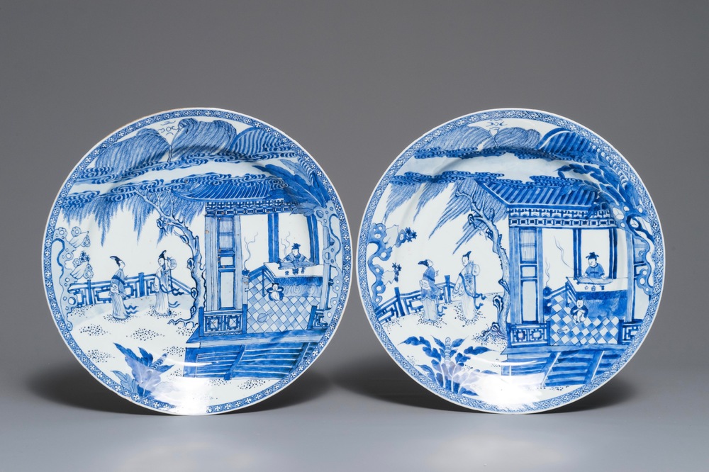 Une paire de plats en porcelaine de Chine bleu et blanc 'La Romance de la chambre de l'ouest', Yongzheng