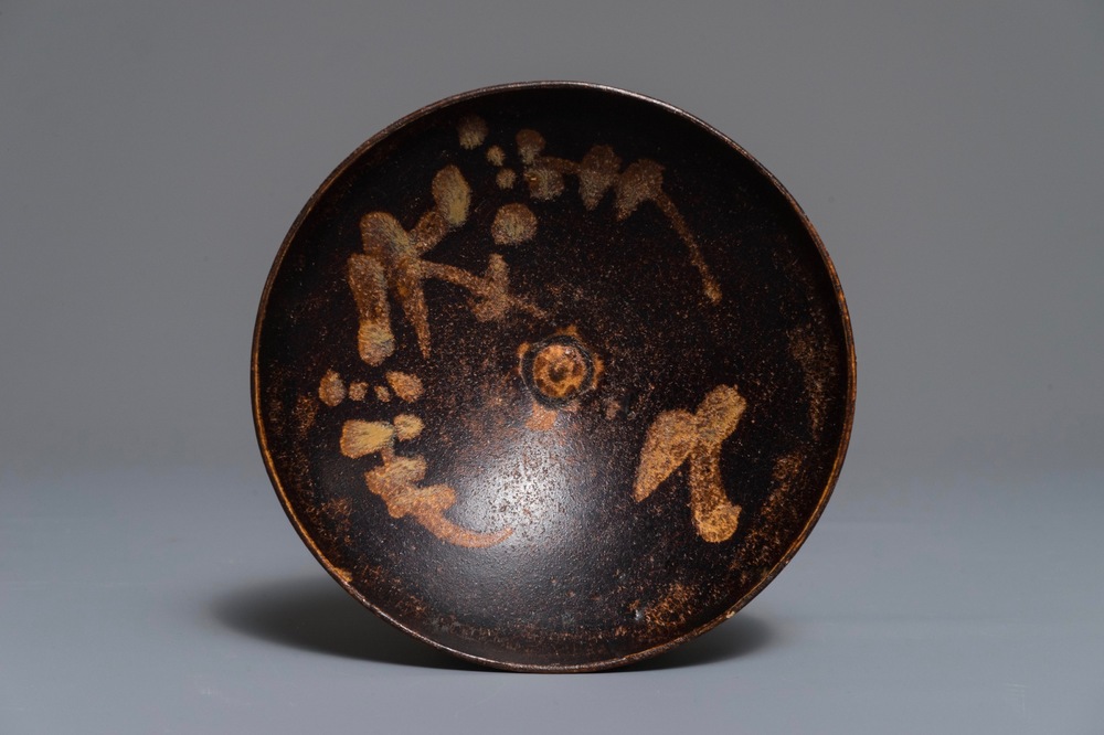 Un bol de type Jizhou &agrave; d&eacute;cor &eacute;clabouss&eacute;, Song