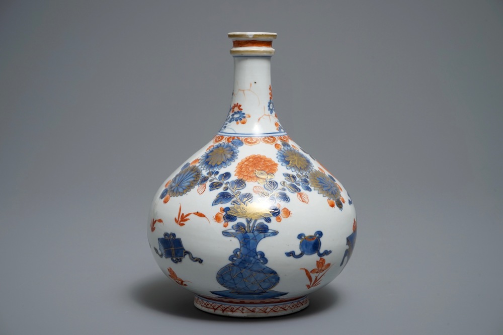 A fine Chinese Imari-style bottle vase, Kangxi