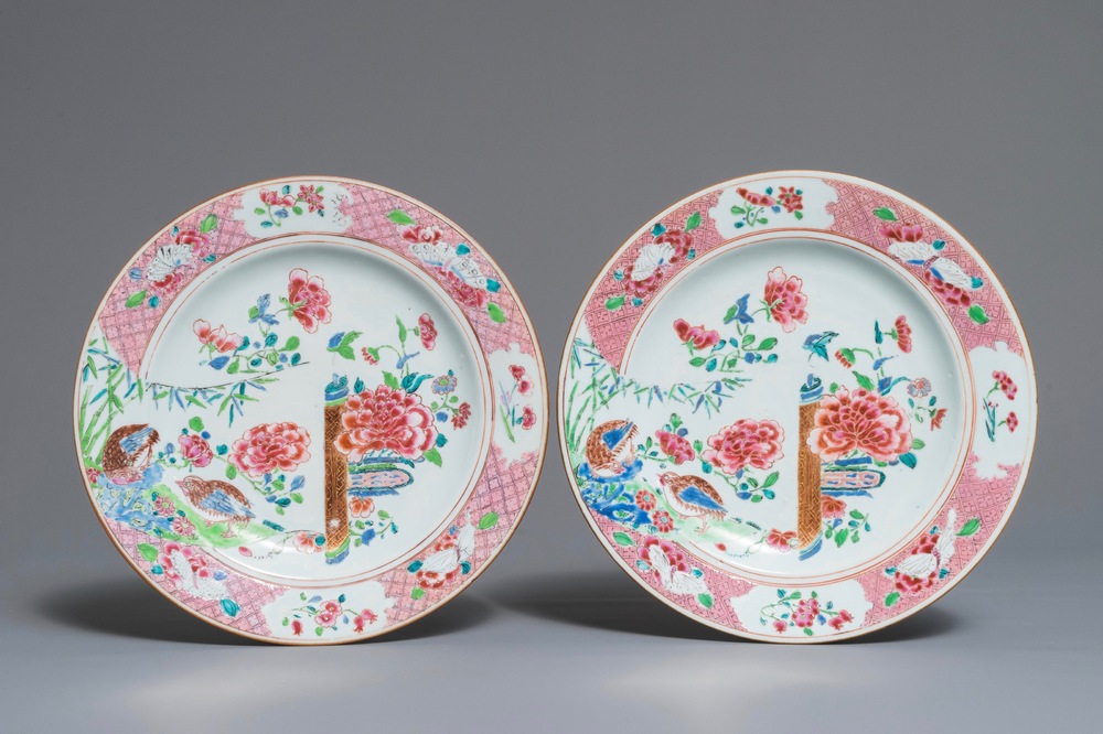 Een paar Chinese famille rose schotels met kwartels en bloemen, Yongzheng/Qianlong