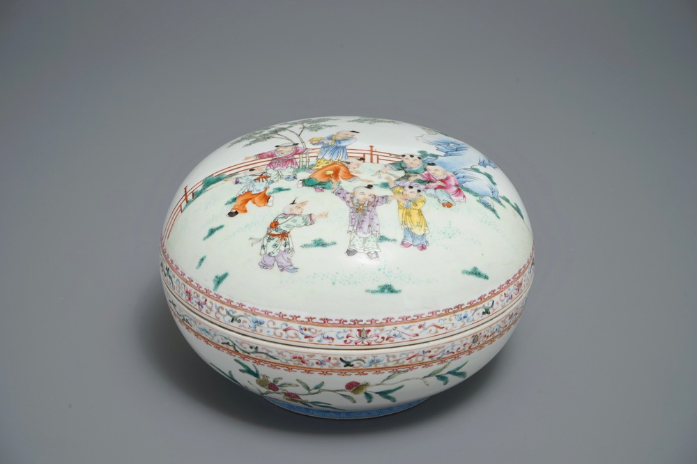 Une bo&icirc;te couverte en porcelaine de Chine famille rose, marque de Lin Zhi Cheng Xiang,R&eacute;publique, 20&egrave;me