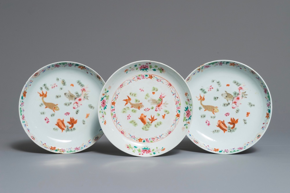 Drie Chinese famille rose borden met karpers, Qianlong