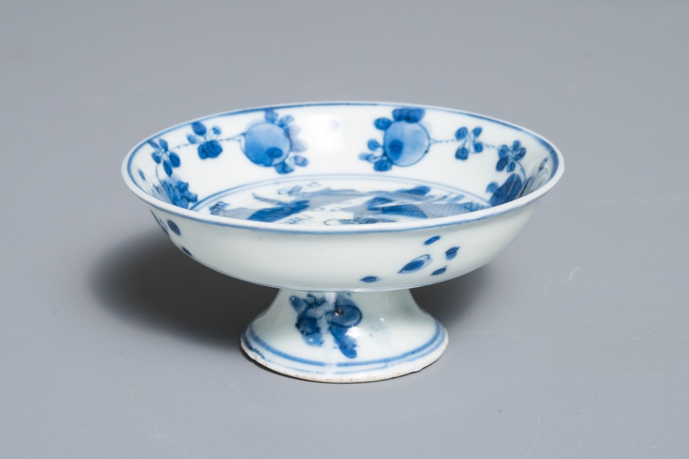 Een klein Chinees blauwwit schoteltje op voet, Chenghua merk, Wanli