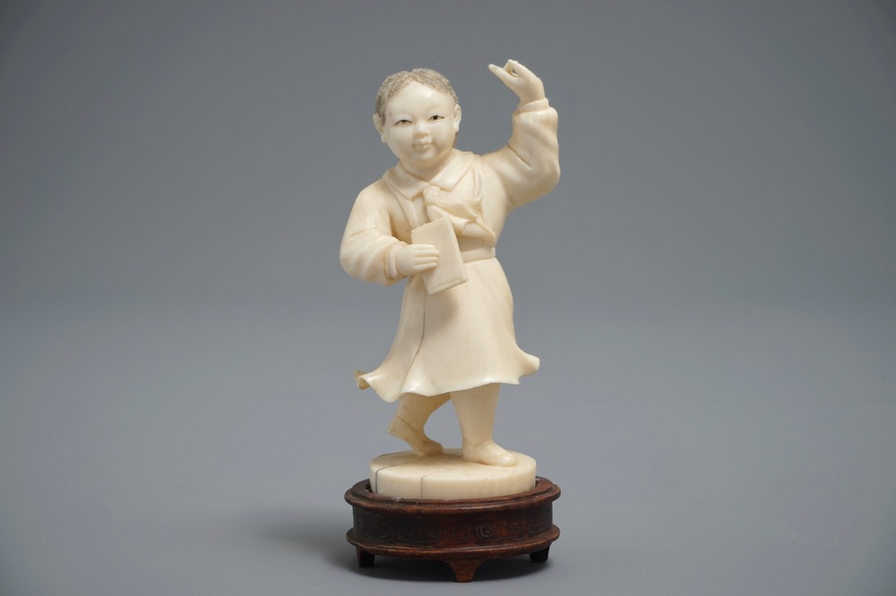 Een Chinese ivoren figuur van een meisje, 1e helft 20e eeuw