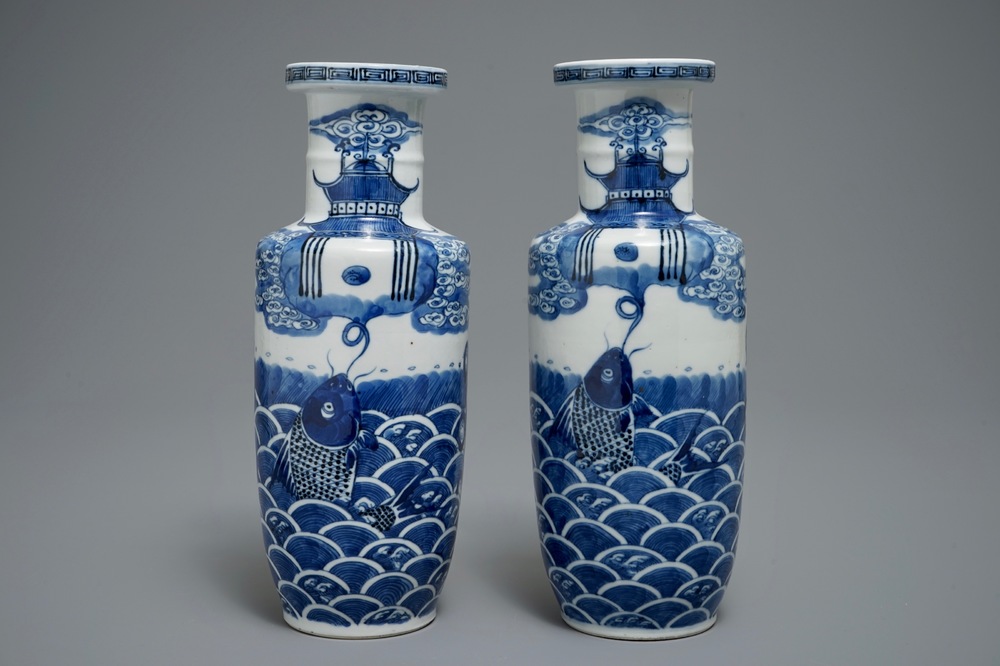 Une paire de vases de forme rouleau en porcelaine de Chine bleu et blanc, marque de Kangxi, 19&egrave;me