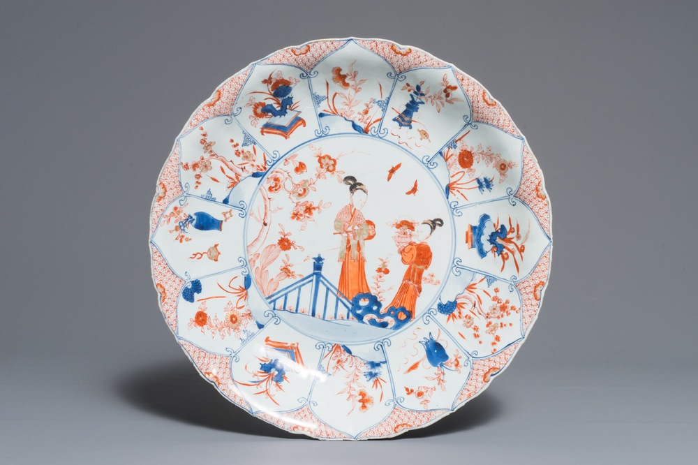 A large and fine Chinese Imari-style dish with ladies in a garden, Kangxi/Yongzheng